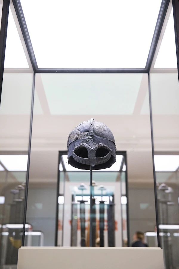 1943年に発掘された兜。ばらばらに破損していたが、修復されて、現在はノルウェーのオスロ大学歴史博物館に展示されている。（PHOTOGRAPH BY BERIT ROALD, NTB SCANPIX / ALAMY STOCK PHOTOS）