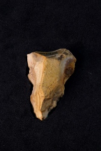 ネアンデルタール人は火打石などの材料を使い、武器や斧などの道具を作った。この標本は、スペイン、マドリード近郊のロゾヤ渓谷にあるピニージャ・デル・バジェ遺跡から出土したものだ。2000年代初頭に発掘が始まって以来、ここでネアンデルタール人の化石がいくつか発見されている。(PHOTOGRAPH BY MARCO ANSALONI, SCIENCE PHOTO LIBRARY (LEFT) AND PHOTOGRAPH BY ROBBIE SHONE, NAT GEO IMAGE COLLECTION (RIGHT))