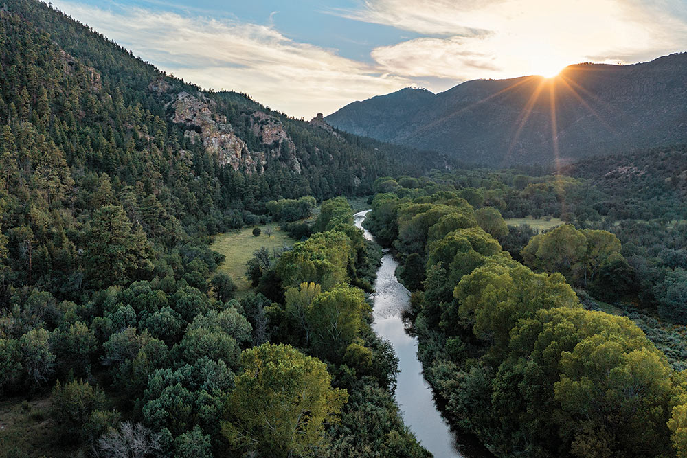 全長1044キロのヒラ川は、ニューメキシコ州南西部からアリゾナ州ユマまで流れている。1922年、森林管理官のアルド・レオポルドが提案した世界初の原生自然地域の対象となったおかげで、ヒラ川の源流を取り囲む一帯はダム建設を免れた。（PHOTOGRAPH BY KATIE ORLINSKY）