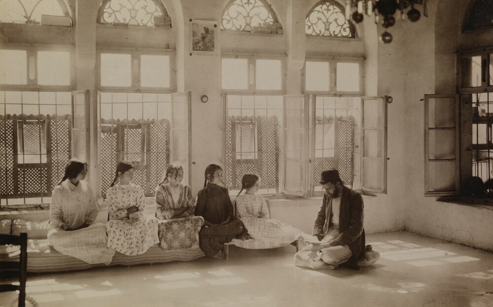 1900年代初頭、現代のパレスチナにあるサマリア地方で古代ヘブライ語を学ぶ少女たち。（PHOTOGRAPH BY AMERICAN COLONY PHOTOGRAPHERS, NAT GEO IMAGE COLLECTION）