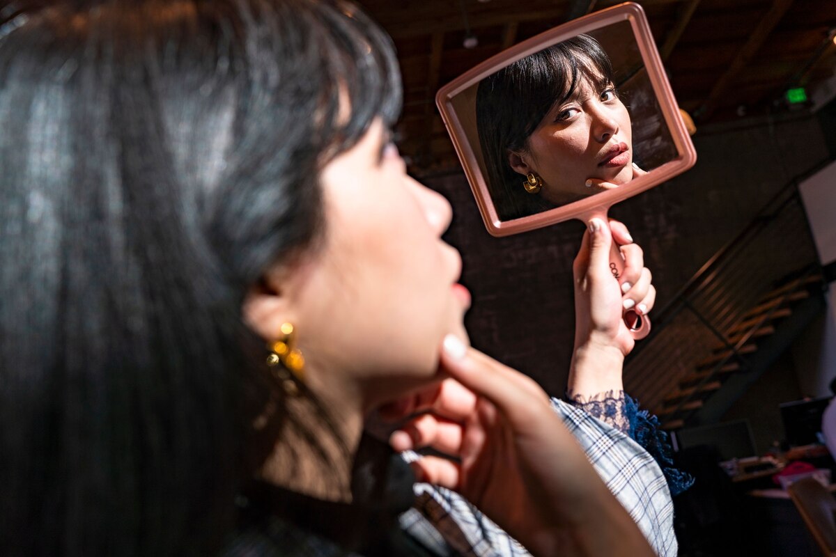 ほとんどの人にとって、肌を特別にケアする必要はない。ただし、しみや赤みなどの問題を解決したい場合は、洗顔料、保湿剤、日焼け止めから成る基本のスキンケアにもう少し手を加えよう。（PHOTOGRAPH BY HANNAH REYES MORALES, NAT GEO IMAGE COLLECTION）