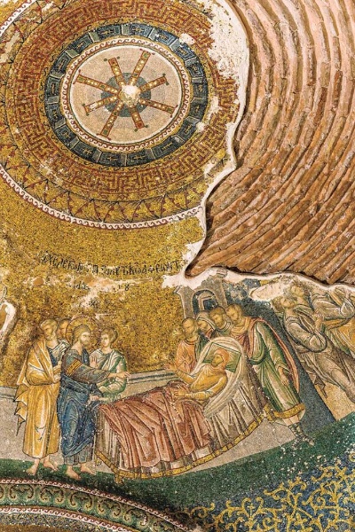 トルコ、イスタンブールのカーリエ・モスクにある14世紀のモザイク画「足の不自由な人を癒すイエス」。(PHOTOGRAPH BY JOSHUA DAVENPORT / ALAMY)
