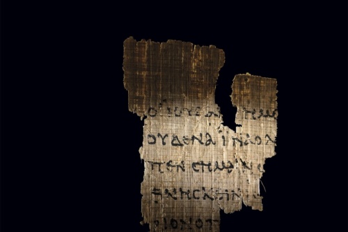 紀元2世紀ごろのものとされるパピルスの断片。現存する新約聖書のテキストとしては、もっとも古いもののひとつと考えられている。(PHOTOGRAPH BY PAOLO VERZONE, NAT GEO IMAGE COLLECTION)