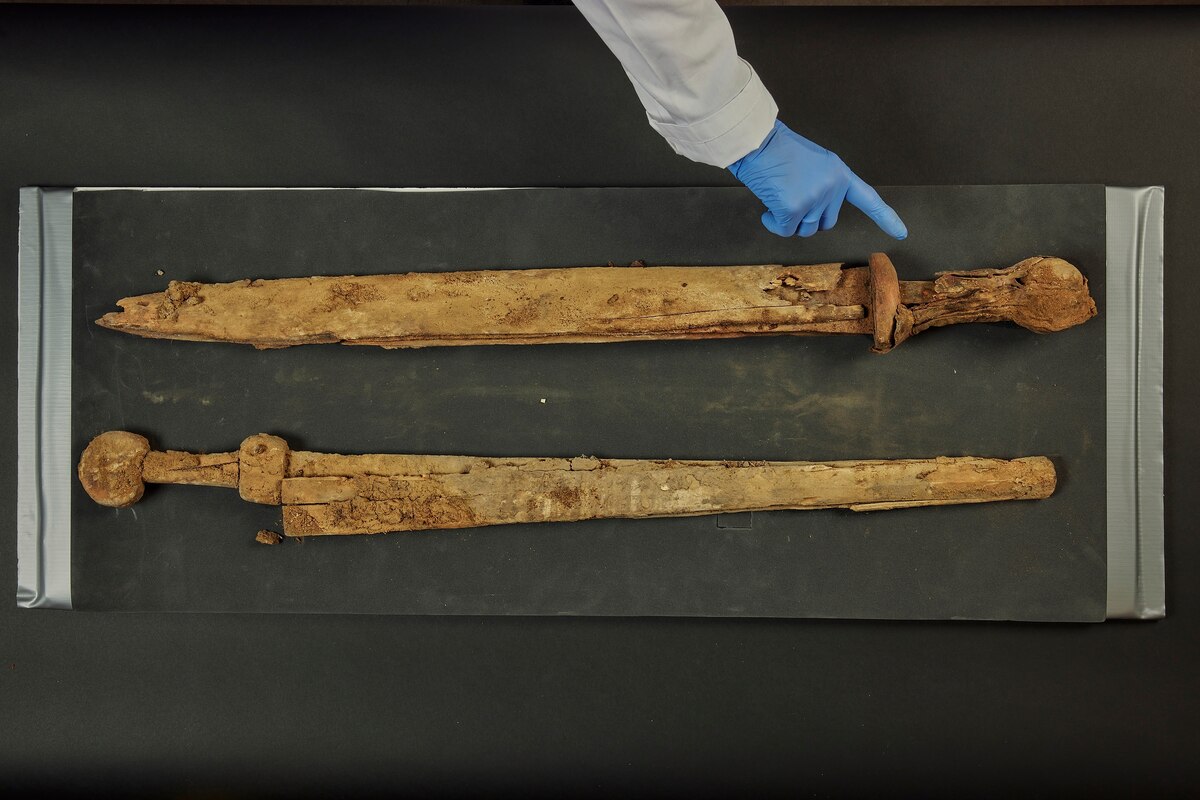 古代ローマ時代の剣を4本発見、驚異の保存状態、死海の洞窟で