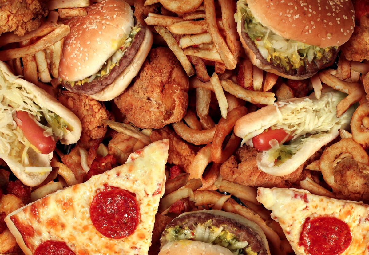 超加工食品の多い食生活は、メタボリックシンドローム、肥満、うつ病のリスクの上昇など、病気の罹患率や死亡率の上昇と関連していることが明らかになっている。（PHOTOGRAPH BY WILDPIXEL, GETTY IMAGES）