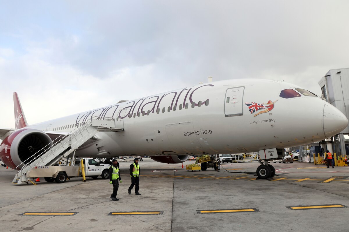 2023年11月28日、100％再生ジェット燃料を使用したヴァージン・アトランティック航空の「フライト100」が、米ニューヨークのジョン・F・ケネディ国際空港に到着した。しかし、新たな代替燃料は本当に環境に優しいのだろうか。（PHOTOGRAPH BY JASON DECROW, AP IMAGES FOR VIRGIN ATLANTIC AIRWAYS LTD）