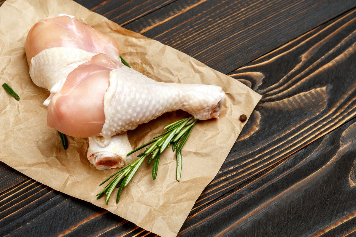 生の鶏肉を調理前に洗う必要はない。「肉を洗うと細菌が飛び散って汚染が拡大するから逆効果だ」と専門家は指摘している。（PHOTOGRAPH BY REPINANATOLY, GETTY IMAGES）