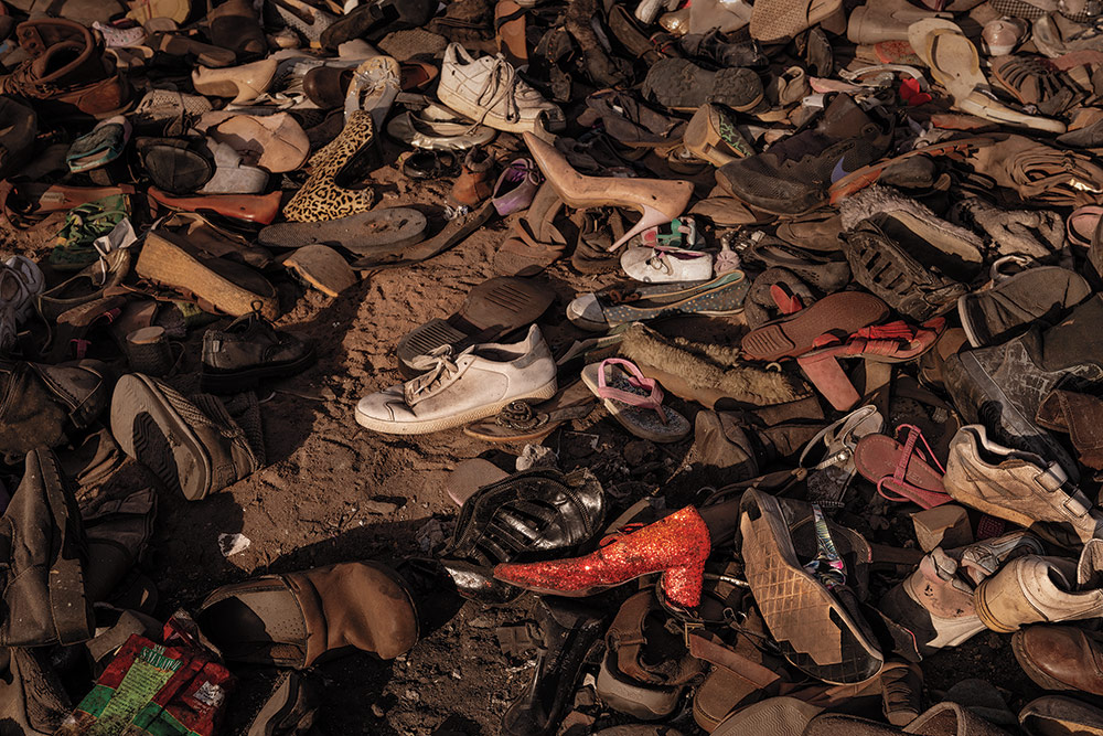 The pile of discarded old clothes also includes old shoes. It has been pointed out that the problem of clothing waste, which continues to increase in northern Chile, is due to the mass production of cheap fashion products and the global trade system.  (PHOTOGRAPH BY TAMARA MERINO)