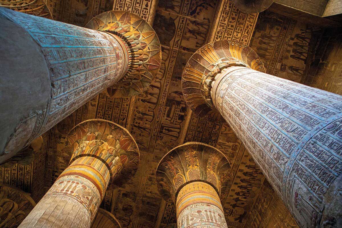 古代エジプトの神殿、2000年分の汚れを落としたらすごかった