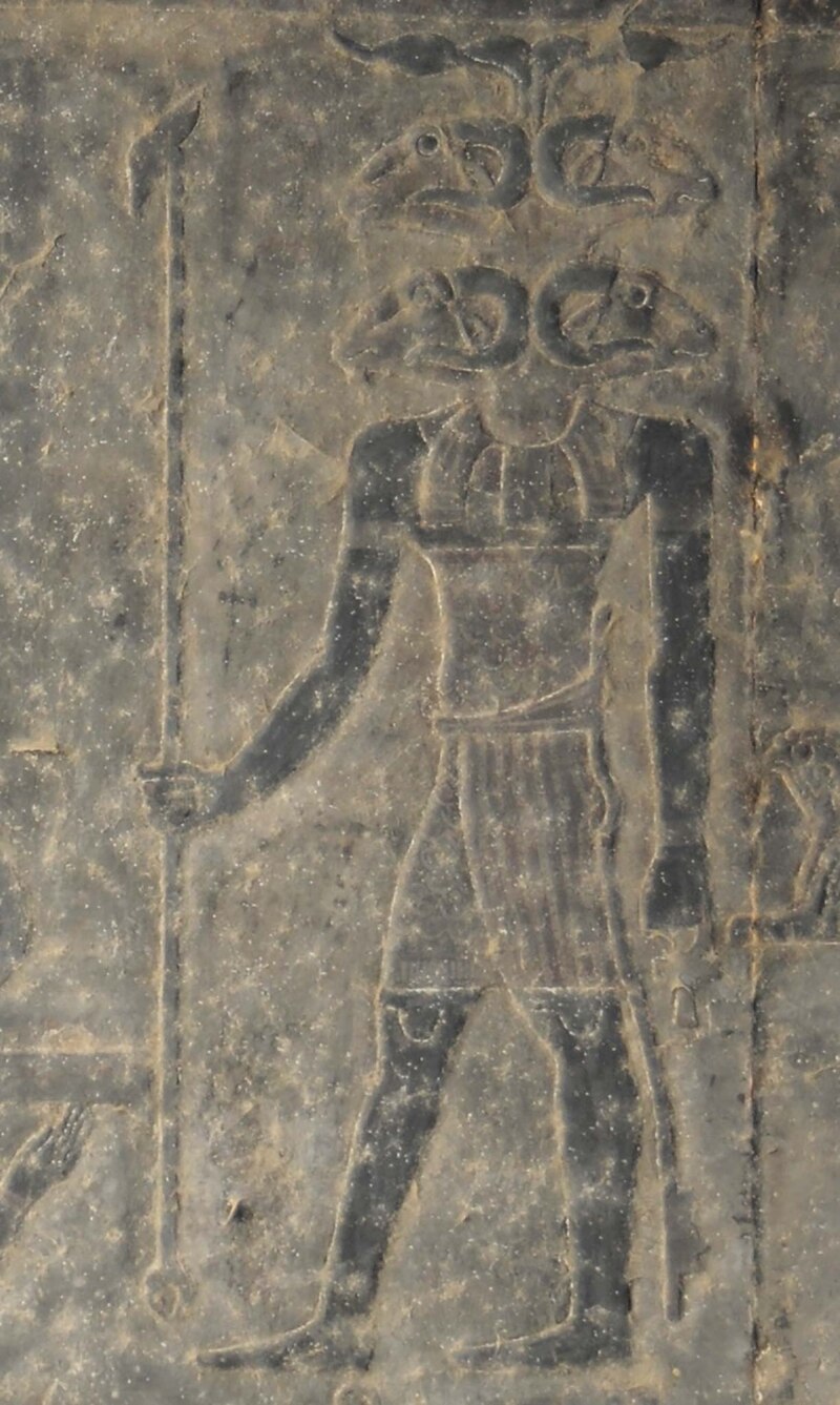 古代エジプトの神殿、2000年分の汚れを落としたらすごかった