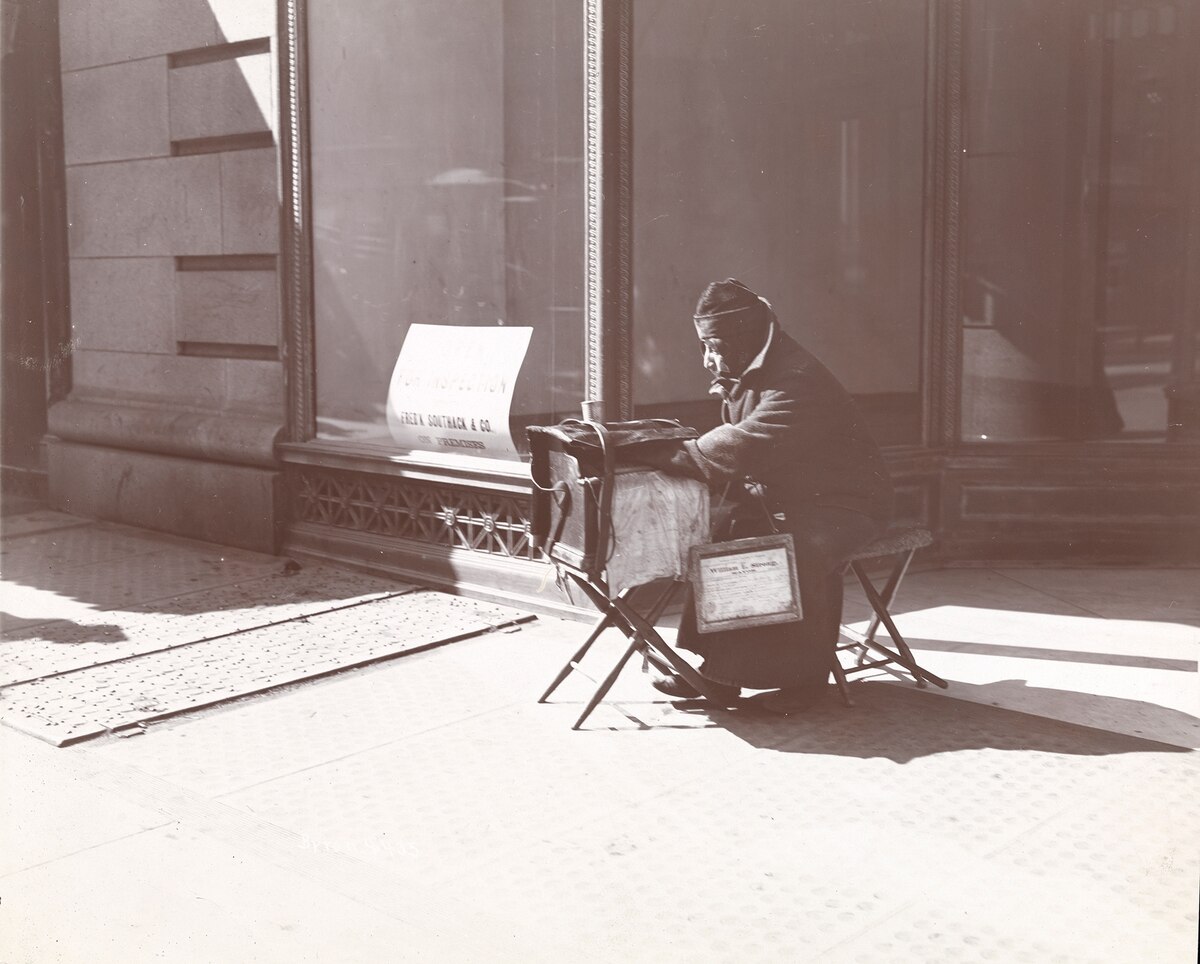 1898年、ニューヨーク市の路上で楽器を演奏する視覚障害者。ニューヨークでは醜陋（しゅうろう）法は制定されなかったが、似たような法案は起草されていた。（Photograph by Museum of the City of New York, Bridgeman Images）