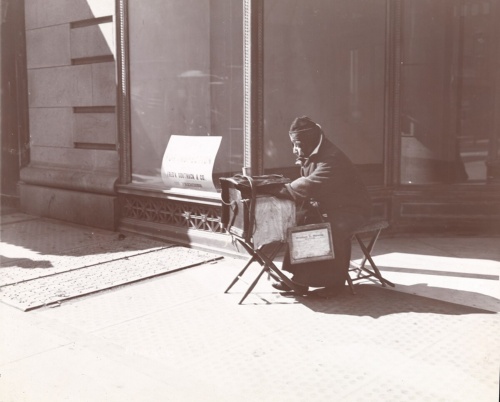 1898年、ニューヨーク市の路上で楽器を演奏する視覚障害者。ニューヨークでは醜陋(しゅうろう)法は制定されなかったが、似たような法案は起草されていた。(Photograph by Museum of the City of New York, Bridgeman Images)
