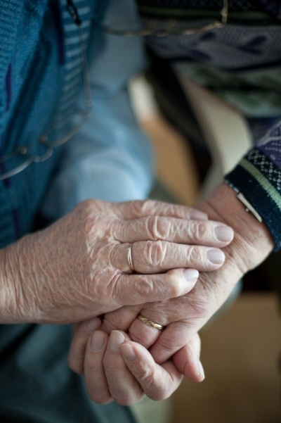 年を重ねてからの結婚は、健康に恩恵をもたらすのだろうか。研究からは、結婚生活はうつ病のリスクや炎症を軽減するほか、長生きにも関連していることがわかっている。(PHOTOGRAPH BY THEKLA EHLING, AGENTUR FOCUS/REDUX)