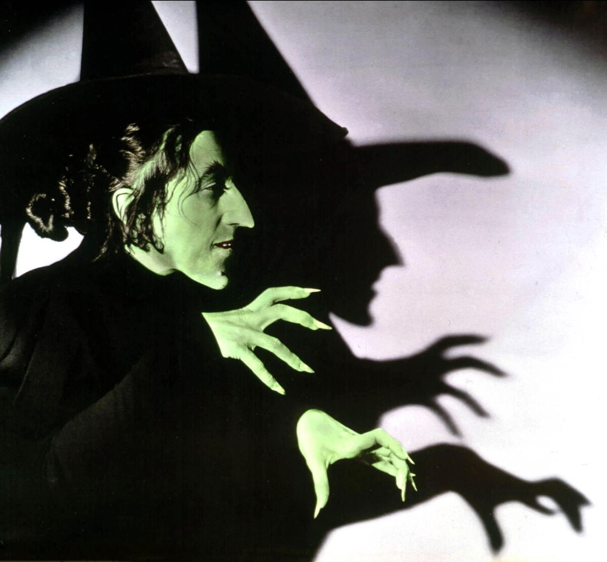 魔女のイメージをつくった「西の悪い魔女」と「グリムヒルデ王妃