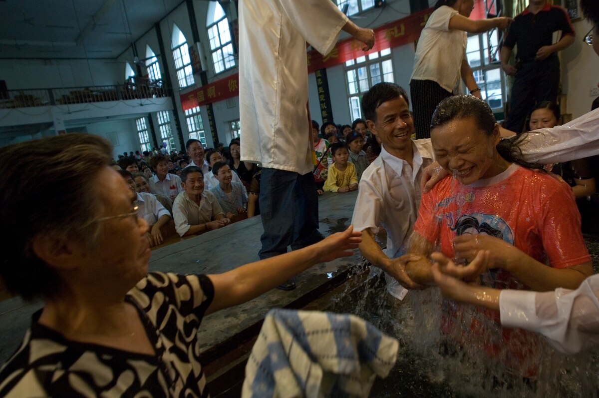 中国、麗水市の教会で、新しいメンバーたちが礼拝をしている。（Photograph by MARK LEONG, Nat Geo Image Collection）
