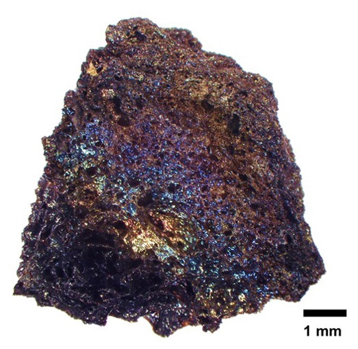 輝く噴出物「虹色のスコリア」の謎を解明、“噴火の瞬間”の記録