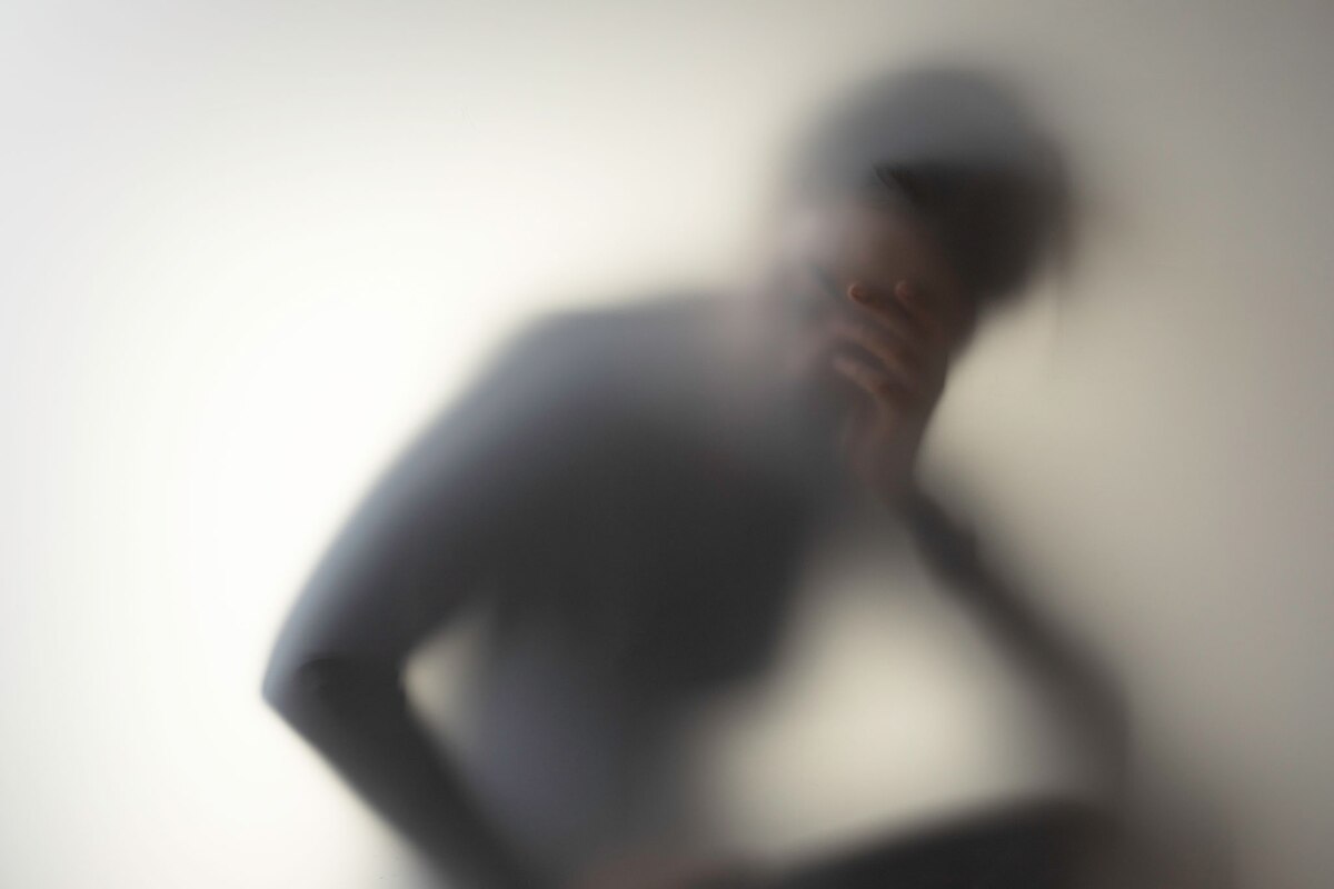 集中力の低下、物忘れ、混乱、認知機能の低下、頭のぼんやり感などはどれもブレインフォグに関連する症状だ。ブレインフォグにはいくつもの異なる潜在的な原因がある可能性が高い。（Photograph by simarik, Getty Images）
