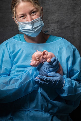 アビゲイル・シェーファー<span style="font-size: 12px; font-weight: normal; "><br>子ブタの世話を担当</span>