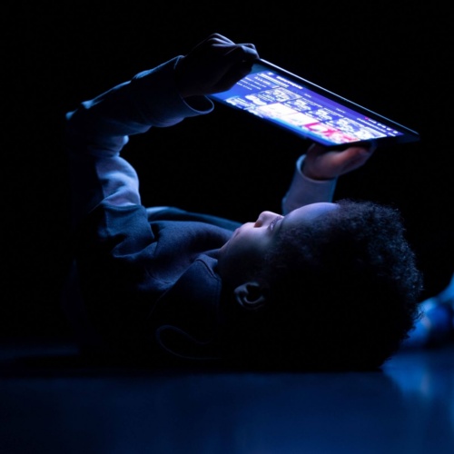 2024年2月14日、タブレットの画面に見入るフランス、パリの子ども。(PHOTOGRAPH BY JOEL SAGET, AFP/GETTY IMAGES)