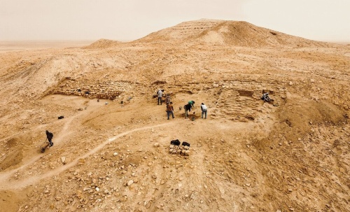 2022年、イラク南部のバスラ近郊で、古代シュメールの都市エリドゥの遺跡を発掘する考古学者たち。(Alla Al-Marjani/Reuters/GTRES)