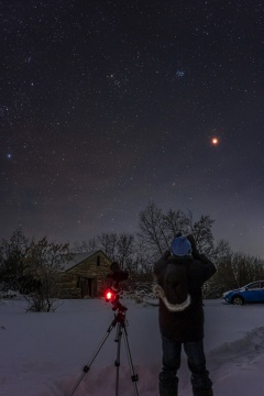 2022年11月8日、カナダ、アルバータ州の夜空を照らす皆既月食。(PHOTOGRAPH BY ALAN DYER, VWPICS/REDUX)