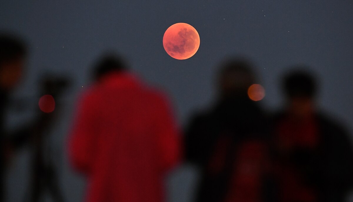 2018年7月28日、オーストラリアのメルボルンで「ブラッドムーン」を見に集まった人々。（PHOTOGRAPH BY WILLIAM WEST, AFP/GETTY IMAGES）
