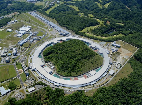 SPring-8によって、香木の組織の様子を観察した(理化学研究所提供)