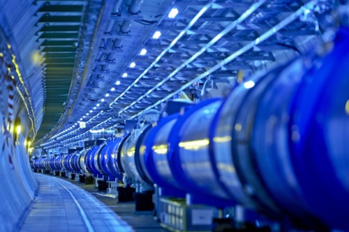 CERNの円形地下トンネルに建造された全周約27キロの大型ハドロン衝突型加速器(LHC)。(THOMAS PFLAUM, VISUM/REDUX)