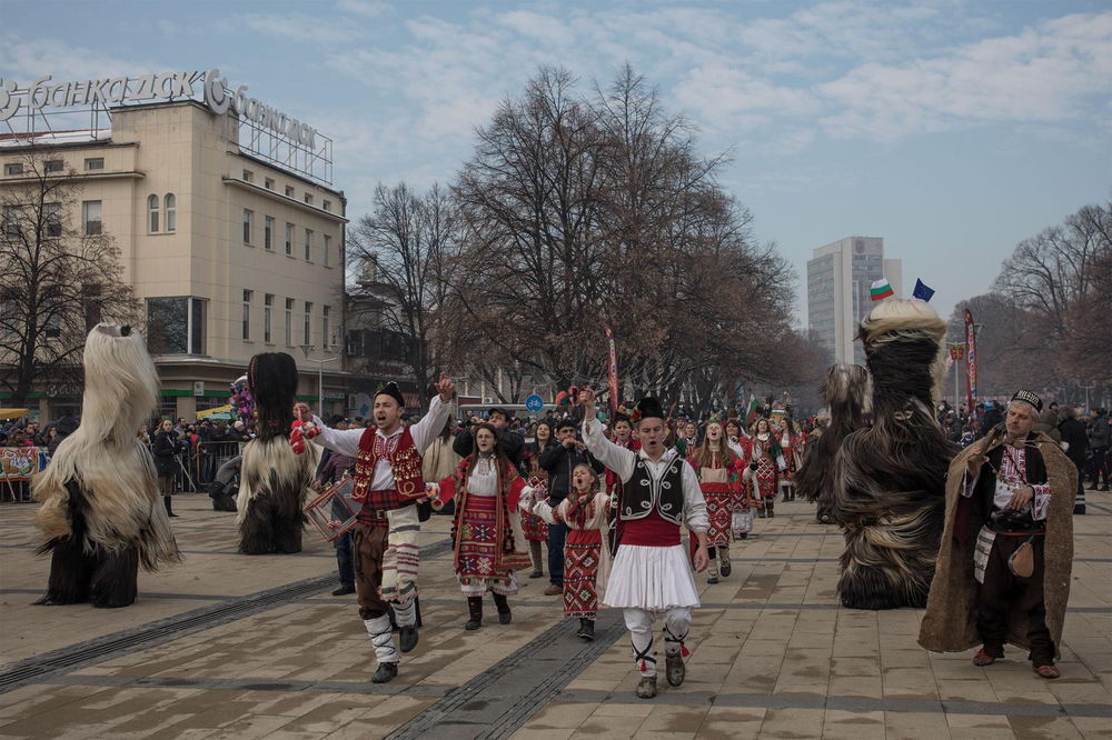 広場でパフォーマンスを披露するクケリたち。クケリとは仮装大会の参加者のこと。（PHOTOGRAPH BY DAN KITWOOD, GETTY）