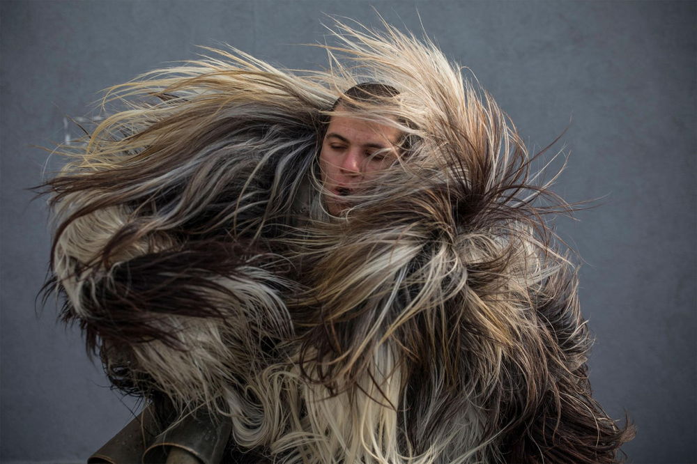 体を揺らし、衣装をフィットさせる。伝統的な衣装は毛皮や羽毛、布でできている。（PHOTOGRAPH BY DAN KITWOOD, GETTY）