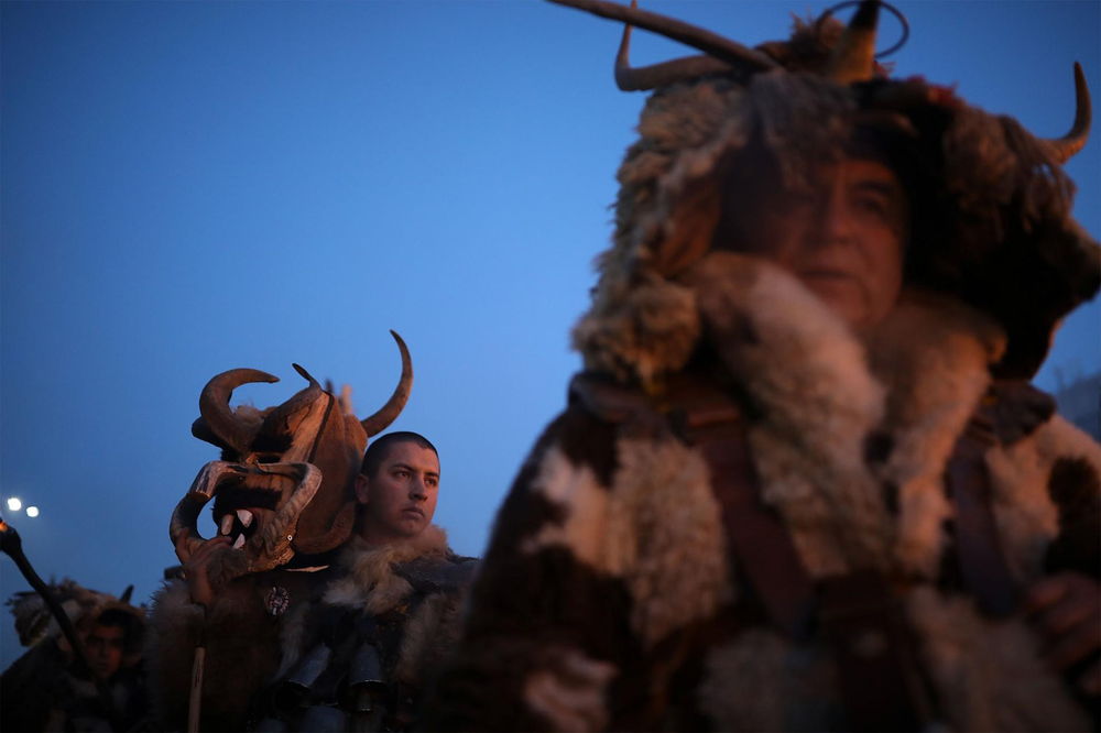 新年の繁栄を祈願する儀式スルヴァカネの衣装を身に着け、開会式に参加するパフォーマーたち。（PHOTOGRAPH BY DAN KITWOOD, GETTY）