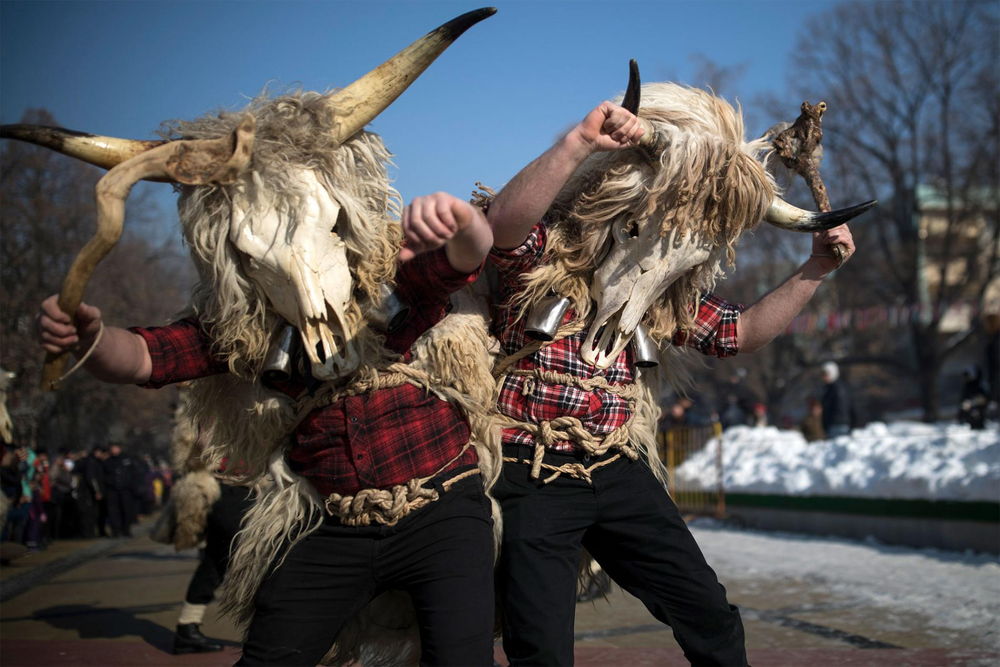 毛皮や角など、動物の体の一部を用いた伝統衣装。パフォーマーたちはベルを鳴らしながら街を練り歩く。（PHOTOGRAPH BY DAN KITWOOD, GETTY）