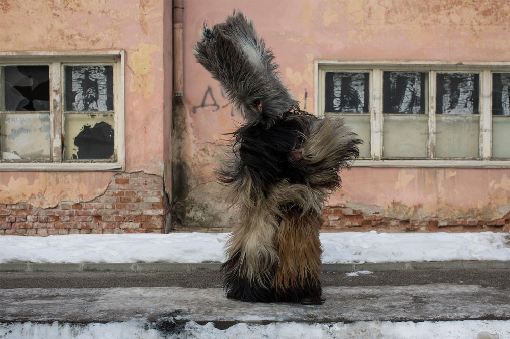 パレード前に体を揺らし、衣装のフィット具合を確かめる男性。（PHOTOGRAPH BY DAN KITWOOD, GETTY）