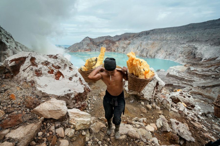 活火山の火口で 悪魔の金 を掘る男たち 写真点 ナショナルジオグラフィック日本版サイト