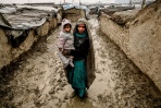 アフガニスタンの母子