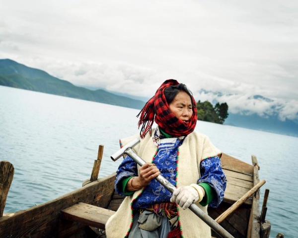 モソ族にとって、古い木造の舟は今も大事な交通手段だ。瀘沽湖では、モーターボートは水を汚すという理由で許可されない。この湖は地元の民話にも不可欠だ。モソ族の信仰「ダバ」によると、母なる女神「ゲム」が近くの山に住んでおり、恋をした精霊に拒絶された時に流した涙で瀘沽湖ができたという。(PHOTOGRAPH BY KAROLIN KLÜPPEL)