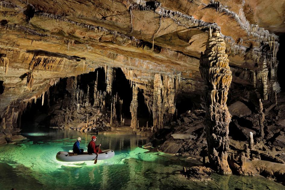 スロベニア 川が流れる洞窟の絶景 写真11点 ナショナルジオグラフィック日本版サイト