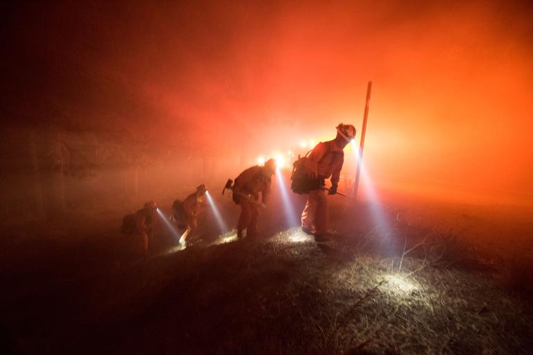 現場に突入 消防士だから撮れた山火事の内側 写真18点 ナショナル ジオグラフィック日本版サイト