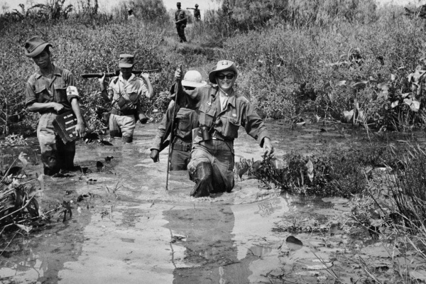 虎の血が流れる 女性戦場記者ディッキー シャペルの軌跡 写真24点 ナショナルジオグラフィック日本版サイト 虎の血が流れる 女性戦場記者ディッキー シャペルの軌跡 写真24点 ナショナルジオグラフィック日本版サイト