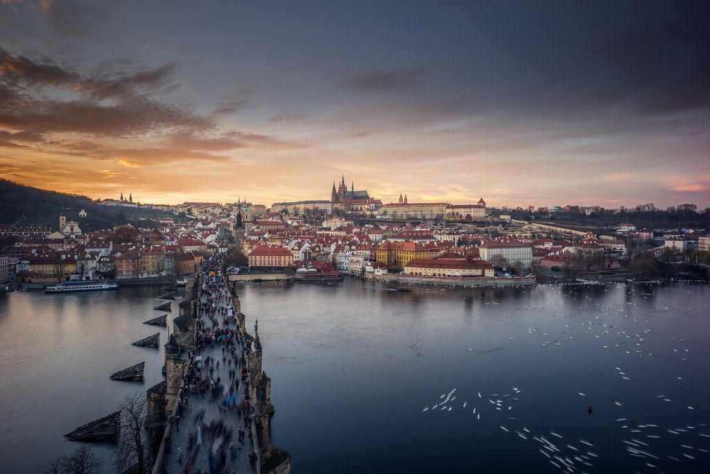 カレル橋と夕焼け空 | ナショナル ジオグラフィック日本版サイト