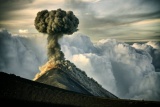 噴煙を上げるフエゴ火山