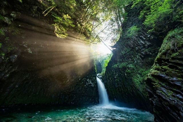 朝の光が差し込む滝 ナショナルジオグラフィック日本版サイト 朝の光が差し込む滝 ナショナルジオグラフィック日本版サイト