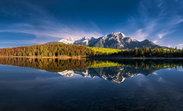 パトリシア湖に映る山々 ナショナルジオグラフィック日本版サイト パトリシア湖に映る山々 ナショナルジオグラフィック日本版サイト