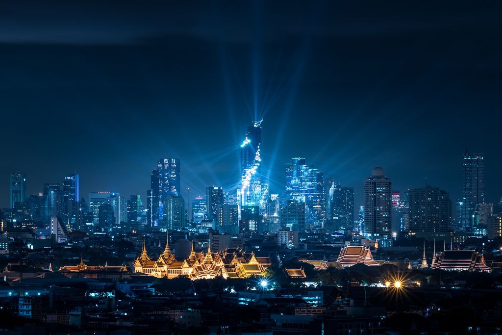 【Photo of the Day】超高層ビルと王宮