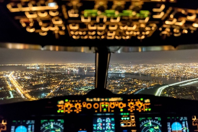 コックピットから眺める夜景 ナショナルジオグラフィック日本版サイト コックピットから眺める夜景 ナショナルジオグラフィック日本版サイト