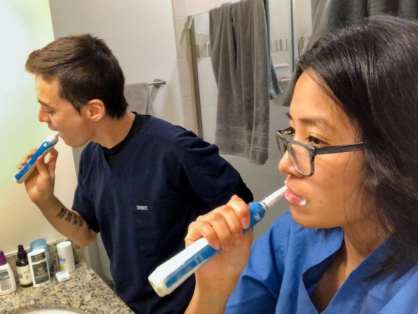 出勤の準備をするモートン氏と夫。夫は別の病院に勤める看護師。(PHOTOGRAPH BY ROSEM MORTON)