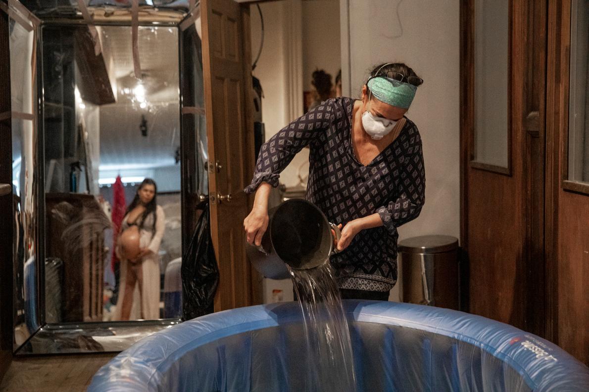 新型コロナ患者で溢れる病院よりも自宅出産を選ぶ女性たち ナショナルジオグラフィック日本版サイト