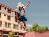 民族衣装でスケートボード、ボリビア女性チームが示す先住民の誇り　写真13点