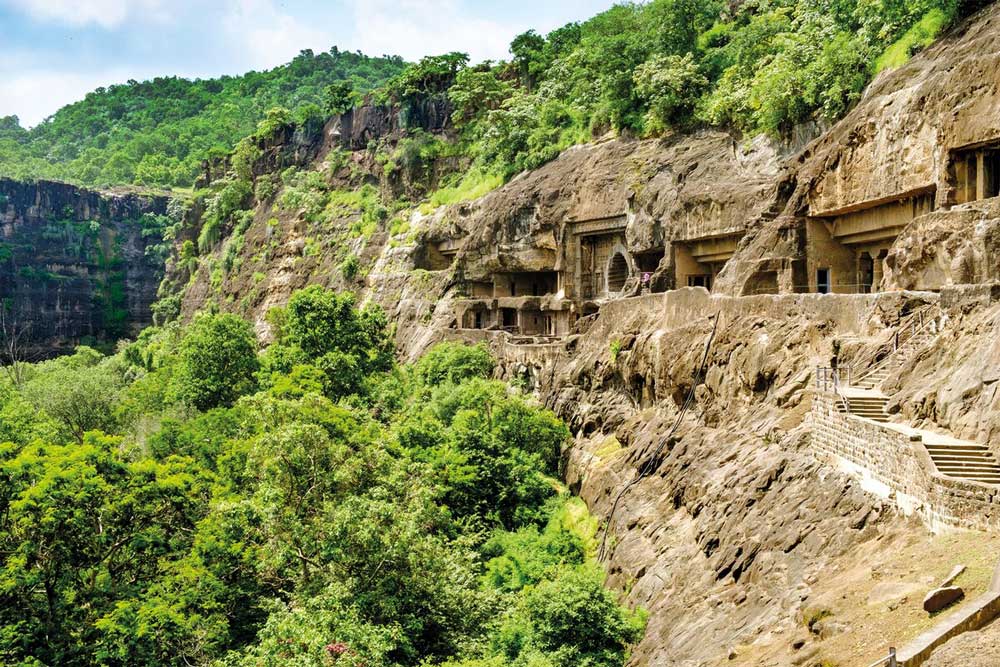 忽然と現れたインド仏教美術の宝庫、世界遺産アジャンター石窟群 ...