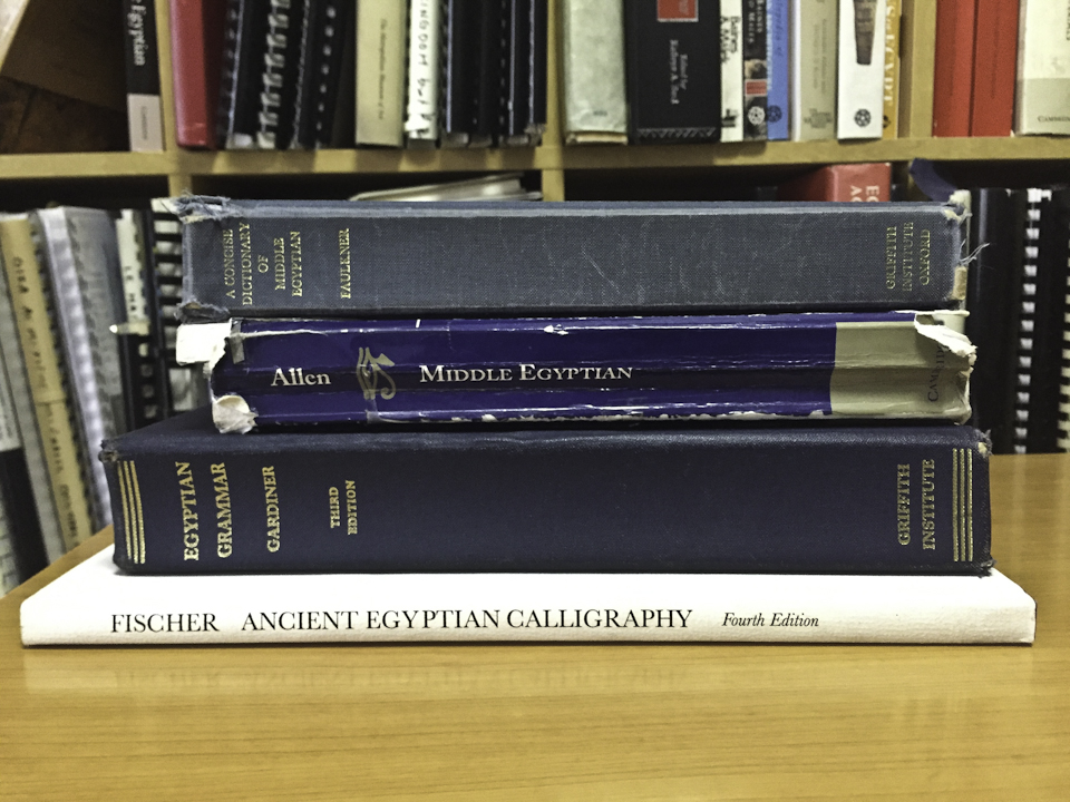 学生時代によく使ったエジプト語の文法書や辞書。（写真提供：河江肖剰）